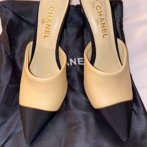 Dupe heeled Black and Tan with pearl detail mule